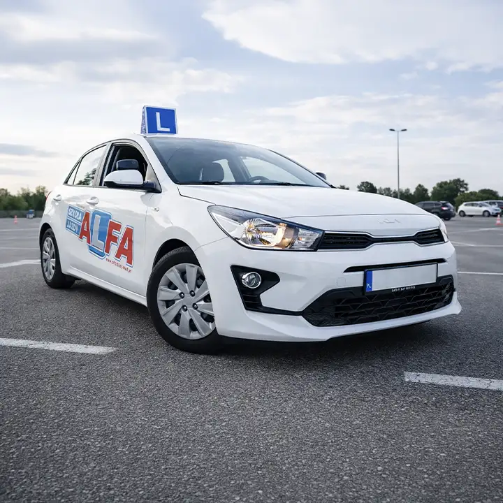 Oklejanie aut KIA Rio dla Alfa Szkoła Jazdy Białystok – projekt logo Essency Media agencja marketingowa